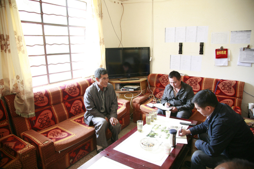 2014.4.1区委常委、政法委蒋波书记来到党的群众路线教育实践活动联系点开展调研和民情访谈1_编辑