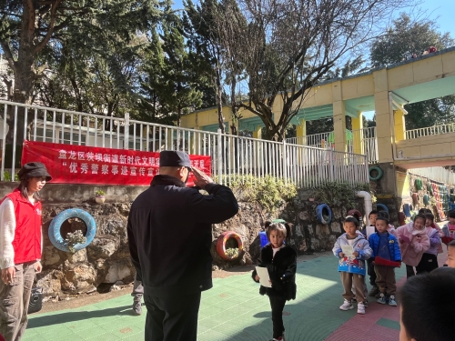 盘龙区茨坝街道新时代文明实践所2025年开展优秀警察事迹宣传宣讲”进社区活动 (2)